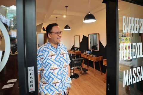 Tak Cuma Ganjar, Giliran Anies Baswedan Bagikan Momen Cukur Rambut (3)