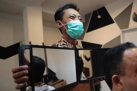 Tak Cuma Ganjar, Giliran Anies Baswedan Bagikan Momen Cukur Rambut (2)
