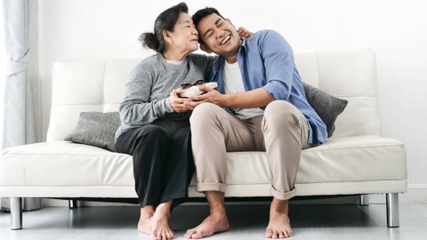 Ilustrasi suami dengan tipe anak mami. Foto: Happy Together/Shutterstock