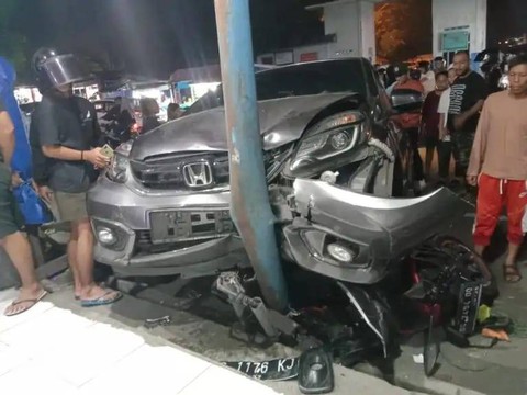 Pasangan Suami-Istri di Ternate Tertabrak Mobil