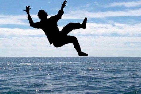 Curi Uang 15 Juta Milik Bendahara Desa, Seorang Pria Nekat Loncat dari Kapal