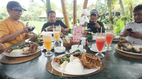 Foto: Makan Enak Bebek Goreng dengan Pemandangan Tepi Sawah di Ubud, Bali
