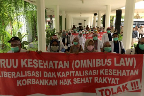 Sejumlah tenaga kesehatan berunjuk rasa menolak RUU Kesehatan Omnibus Law di Kantor DPRD Banyuwangi, Jawa Timur, Senin (28/10/2022).  Foto: Sulthony Hasanuddin/Antara Foto