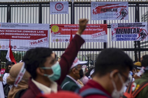 Sejumlah tenaga kesehatan berunjuk rasa menolak RUU Kesehatan Omnibus Law di Kantor DPRD Banyuwangi, Jawa Timur, Senin (28/10/2022).  Foto: Sulthony Hasanuddin/Antara Foto