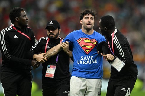 Suporter Terobos Lapangan Bawa Bendera Pelangi di Laga Portugal vs Uruguay (2)