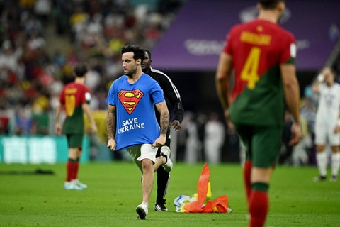 Suporter Terobos Lapangan Bawa Bendera Pelangi di Laga Portugal vs Uruguay (1)