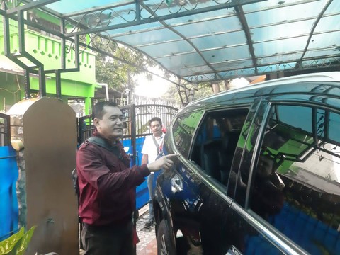 Petugas menunjukan kaca mobil yang pecah akibat pencurian di Tangerang. Foto: Dok. Istimewa