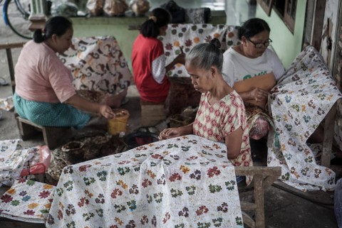 Seorang pembatik menyelesaikan pembuatan kain batik teknik coletan di Desa Kadokan, Grogol, Sukoharjo, Jawa Tengah, Selasa (29/11/2022). Foto: Mohammad Ayudha/ANTARA FOTO