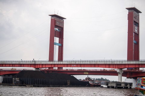 Sebuah kapal tongkang pengangkut batu bara melintas di Sungai Musi, Palembang, Sumatera Selatan, Selasa (29/11/2022). Foto: Nova Wahyudi/Antara Foto