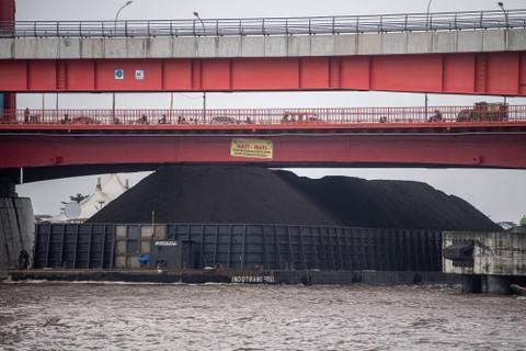 Sebuah kapal tongkang pengangkut batu bara melintas di Sungai Musi, Palembang, Sumatera Selatan, Selasa (29/11/2022). Foto: Nova Wahyudi/Antara Foto