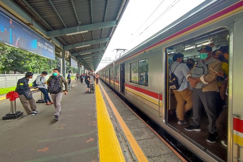 Suasana di Stasiun Pasar Minggu usai mengalami gangguan di antara Stasiun Pasar Minggu-Universitas Indonesia, Rabu (30/11/2022). Foto: Jamal Ramadhan/kumparan