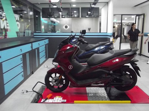 Demonstrasi motor listrik ALVA One saat perawatan berkala di ALVA Experience Center  Foto: Rizki Fajar Novanto/kumparan