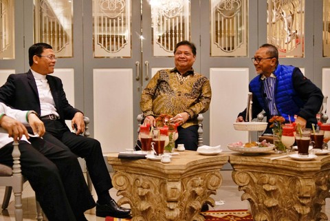 Ketum DPP Golkar Airlangga Hartarto bersama Ketum DPP PAN Zulkifli Hasan, dan Plt Ketum DPP PPP Mardiono bertemu di acara Dinner Koalisi Indonesia Bersatu (KIB) di Cikini, Menteng, Jakarta Pusat, Rabu (30/11/2022). Foto: Jamal Ramadhan/kumparan