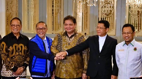 Jajaran ketua umum partai dalam koalisi KIB memberikan keterangan pers usai makan malam di Restoran Bungarampai, di Kawasan Menteng, Jakarta, Rabu (30/12/2022). Foto: Jamal Ramadhan/kumparan