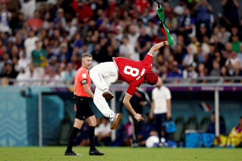 Foto: Pria Pembawa Bendera Palestina Masuk Lapangan saat Duel Tunisia vs Prancis