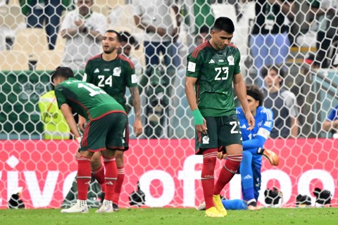 Foto: Sedih Pemain Meksiko Usai Gagal Lolos ke 16 Besar Piala Dunia 2022