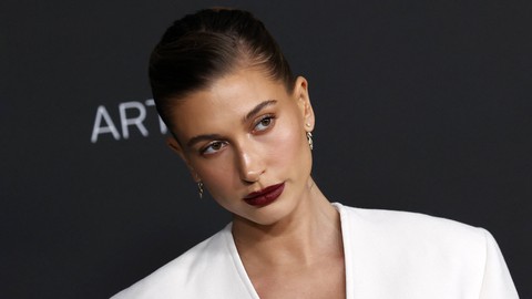 Model AS Hailey Bieber tiba untuk gala tahunan LACMA Art+Film ke-10 di Los Angeles County Museum of Art (LACMA) di Los Angeles, California pada 6 November 2021. Foto: Michael Tran/AFP