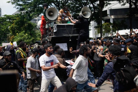 Mahasiswa Asal Papua Bentrok dengan Polisi saat Demo di Patung Kuda (1)