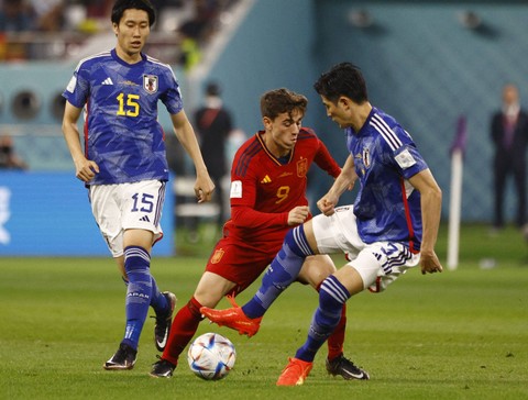 Pemain Jepang Shogo Taniguchi beraksi bersama pemain Spanyol Gavi pada Piala Dunia 2022, di Stadion Internasional Khalifa, Doha, Qatar, Kamis (1/12/2022). Foto: Susana Vera/REUTERS
