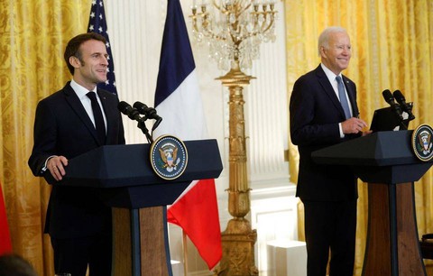 Kunjungi Gedung Putih, Macron Bahas Invasi Rusia dengan Joe Biden