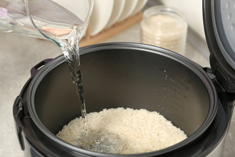 Ilustrasi memasak nasi gunakan rice cooker. Foto: New Africa/Shutterstock
