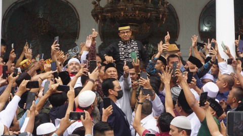 Foto: Anies Dikerumuni Jemaah di Masjid Raya Baiturrahman, Diteriaki Presiden