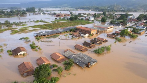 Foto Udara: Banjir Rendam Permukiman Warga di Brasil Selatan