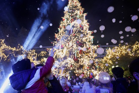 Foto: Gemerlap Upacara Penyalaan Pohon Natal di Athena, Yunani