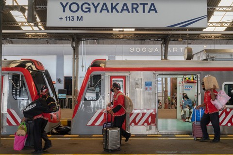 Sejumlah porter membawa barang milik penumpang di Stasiun Tugu, Yogyakata, Jumat (2/12/2022). Foto: Andreas Fitri Atmoko/ANTARA FOTO