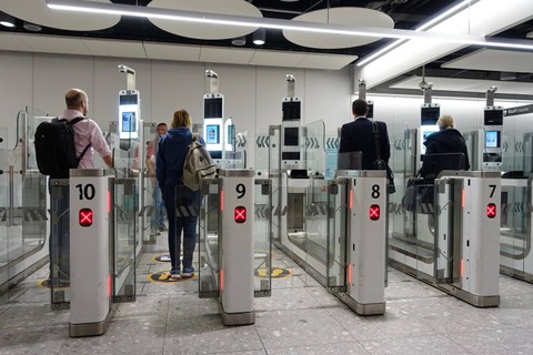 Ilustrasi teknologi face recognition di bandara. Foto: Shutterstock