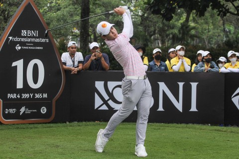 Pegolf Thailand Jazz Janewattananond melakukan pukulan tee off pada putaran kedua BNI Indonesian Masters. Foto: Asprilla Dwi Adha/ANTARA FOTO