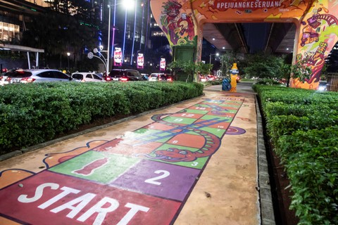 Foto: Melihat Mural Permainan Tradisional di Bawah Trotoar JLNT Casablanca