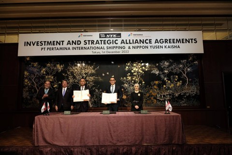 Dirut PT Pertamina (Persero) Nicke Widyawati, CEO NYK Hitoshi Nagasawa, CEO PIS Yoki Firnandi, dan CEO Pertamina Pedeve Indonesia menandatangani kerja sama investasi dan kolaborasi bisnis strategis yang siap menguasai pasar LNG internasional. Foto: Pertamina