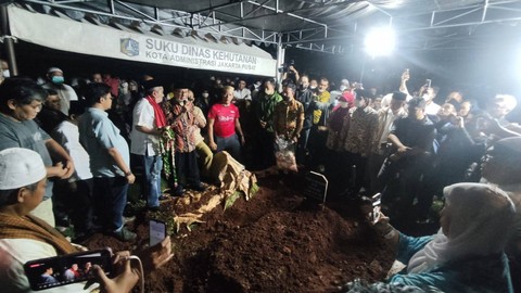 Lantunan Tahlil Iringi Prosesi Pemakaman Ferry Mursyidan di TPU Karet Bivak (1)