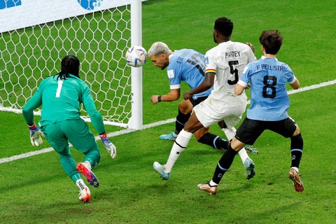 Hasil Piala Dunia: Bungkam Ghana 2-0, Uruguay Tetap Gagal ke 16 Besar (3)