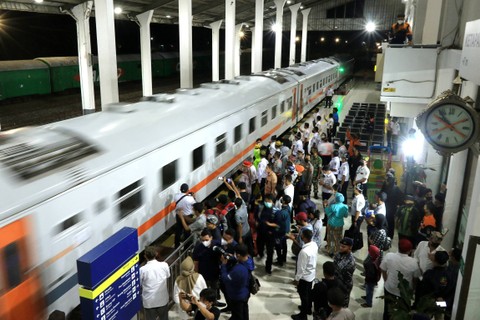 Rangkaian KA Blambangan Ekspres berangkat dari Stasiun Ketapang, Banyuwangi, Jawa Timur, Jumat (2/12/2022). Foto: Budi Candra Setya/ANTARA FOTO