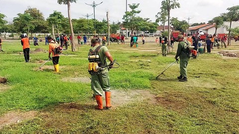 Petugas Gabungan Bersihkan Pura Mangkunegaran Jelang Jokowi Ngunduh Mantu