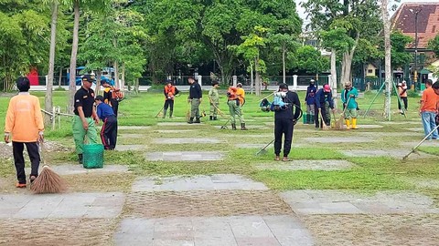 Petugas Gabungan Bersihkan Pura Mangkunegaran Jelang Jokowi Ngunduh Mantu (1)