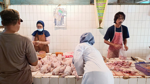 Daging Ayam di Pasar Slipi, Sabtu (3/12/2022). Foto: Narda Margaretha Sinambela/kumparan