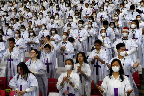 Sejumlah umat Kristiani memanjatkan doa dalam perayaan Natal Gereja Tiberias Indonesia di Stadion Utama Gelora Bung Karno (SUGBK), Senayan, Jakarta, Sabtu (3/12/2022). Foto: Aditya Pradana Putra/ANTARA FOTO