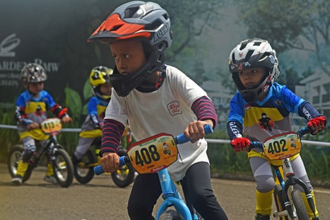 Foto: Aksi Bocah Adu Cepat Sepeda Dorong saat Race Education 2022 di Serang