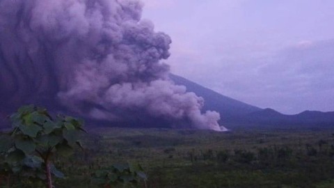 Wabup Lumajang Peringatkan Warga di Zona Merah Erupsi Semeru Mengungsi