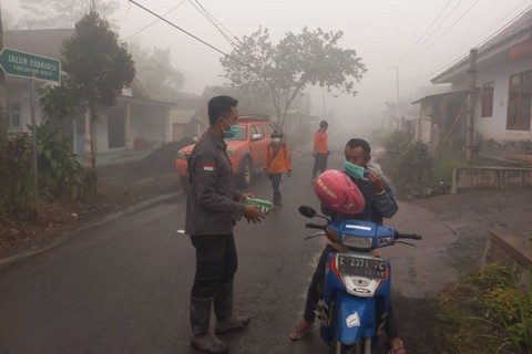 Suasana Mencekam Saat Gunung Semeru Erupsi, Warga Dievakuasi dari Desa (1)