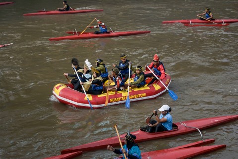 Foto: Keseruan Festival Dayung Ciliwung 2022 di Jakarta