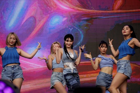 Foto: Aksi Chung Ha Saat Tampil di HITC Jakarta 2022