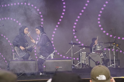 Voice of Baceprot Tampil Gahar di Head In The Clouds (1)