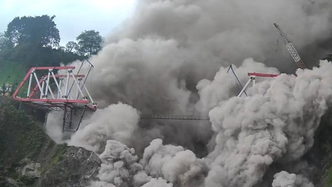Gunung Semeru Muntahkan Awan Panas: Naik Level Awas; 2.219 Jiwa Mengungsi (5)
