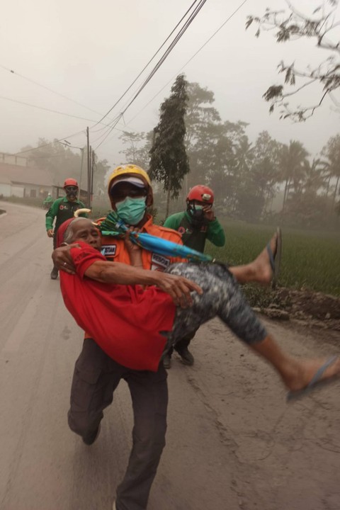 Gunung Semeru Muntahkan Awan Panas: Naik Level Awas; 2.219 Jiwa Mengungsi (4)