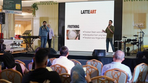 Foto: Aksi Barista Meracik Kopi di Pesta Kopi Mandiri 2022 (1)