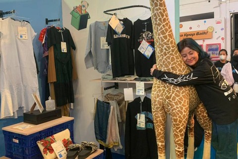 Gebrakan Sosial Awkarin: Berbagi via Kampanye 'Pasar Bareng Mantan' (3)